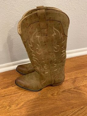 ILV Cowboy Boots size 8 Only worn twice- very comfy!!
